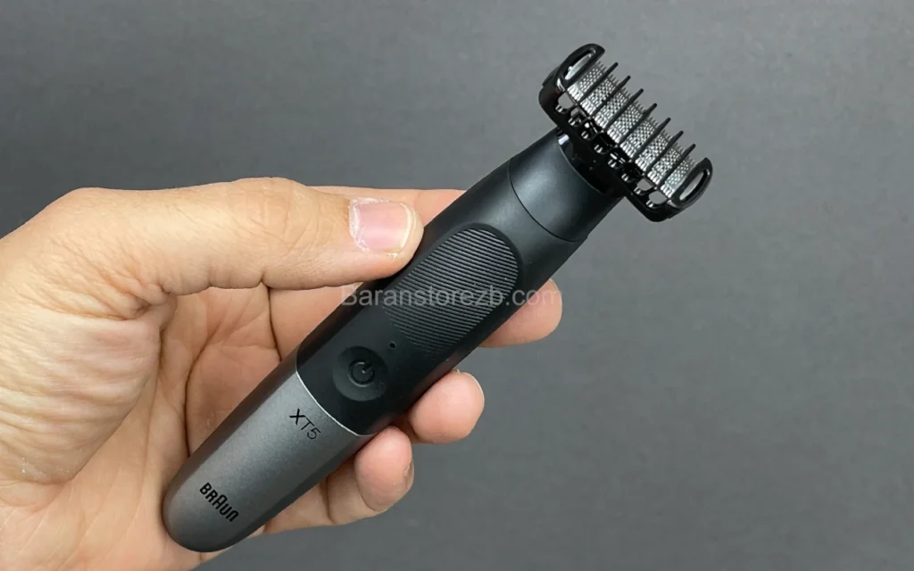 تصویر تریمر براون xt5100 با شانه نصب شده روی تیغه