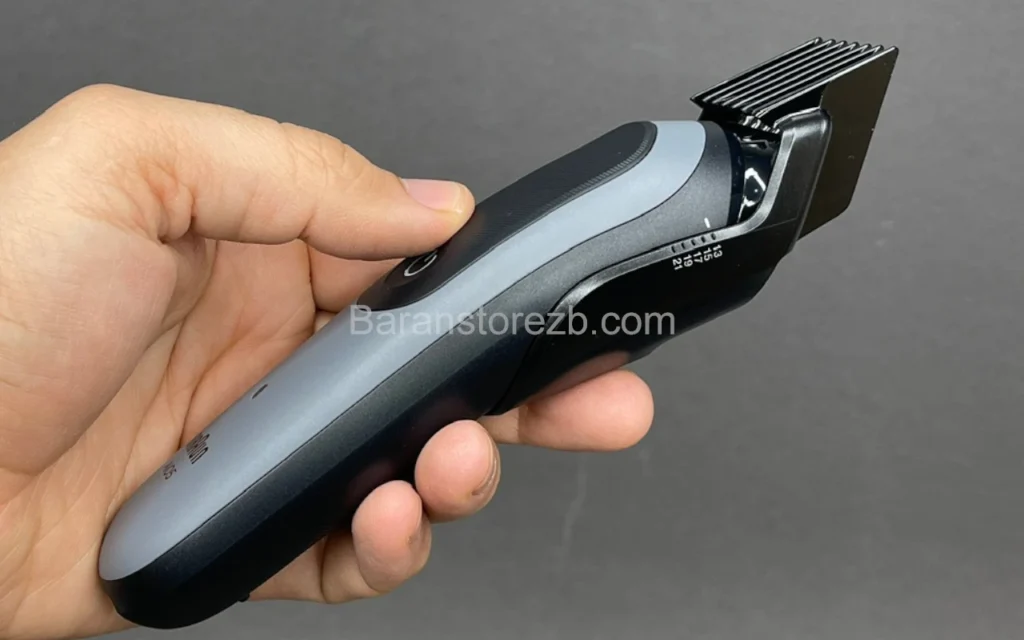 عکس از ماشین اصلاح براون AIO5560 با شانه قابل تنظیم نصب شده روی آن