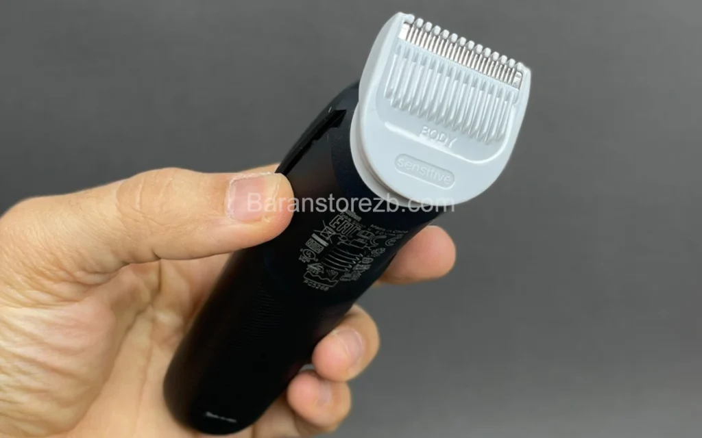 عکس از سری مخصوص اصلاح بدن ماشین اصلاح براون AIO7540 به همراه شانه محافظ پوست نصب شده روی آن