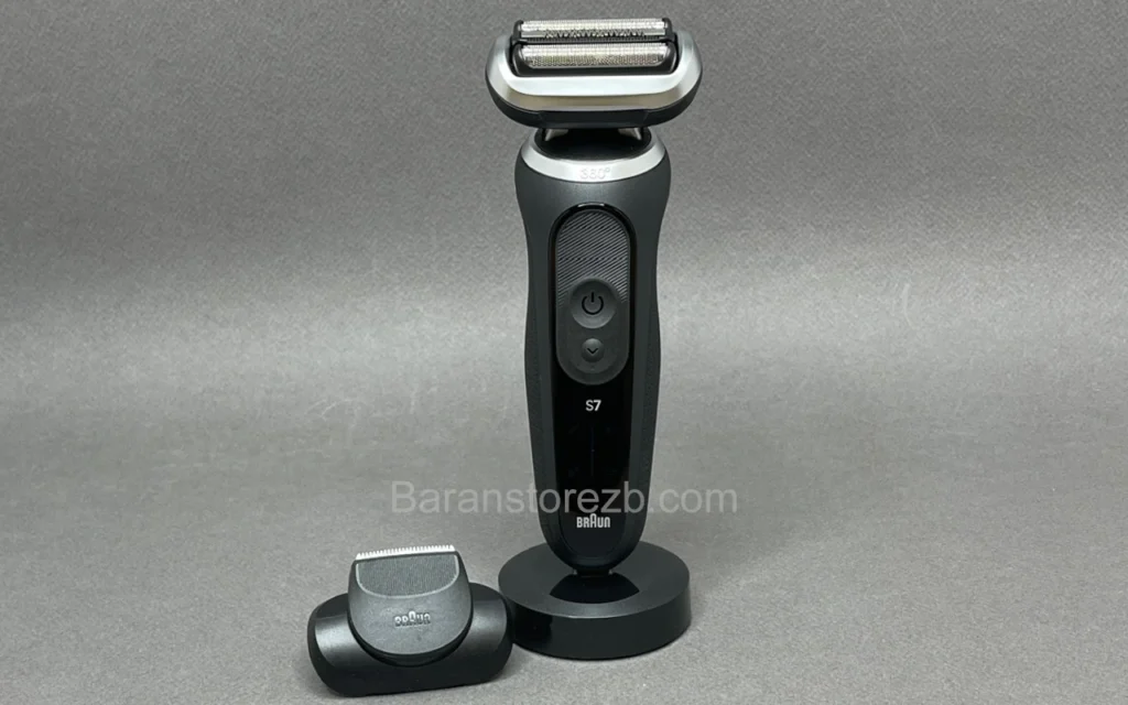 عکس از ریش تراش براون 72n4200cs روی استند شارژ و با سری خط زن در کنارش