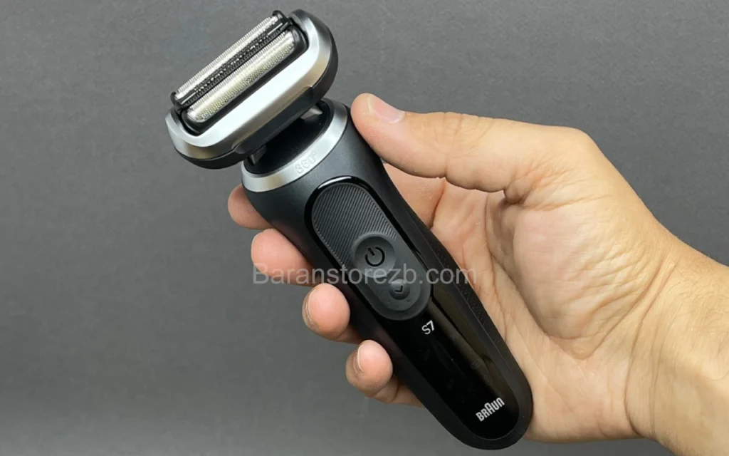 عکس از ریش تراش براون 72n4200cs در دست