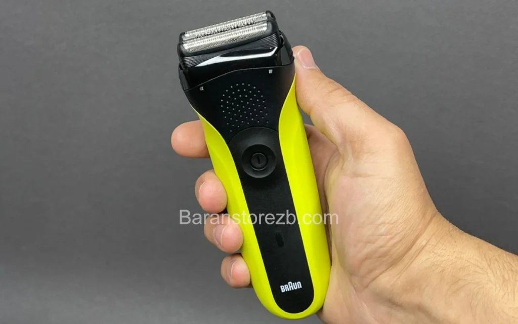 عکس از ریش تراش سری 3 براون مدل 300bt در دست