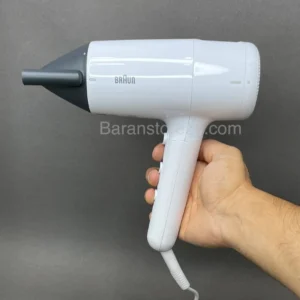 تصویر از سشوار براون مدل BRHD226SDE با نازل متمرکزکننده در دست