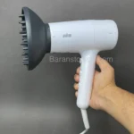 عکس از سشوار براون مدل HD226 با سری دیفیوزر در دست