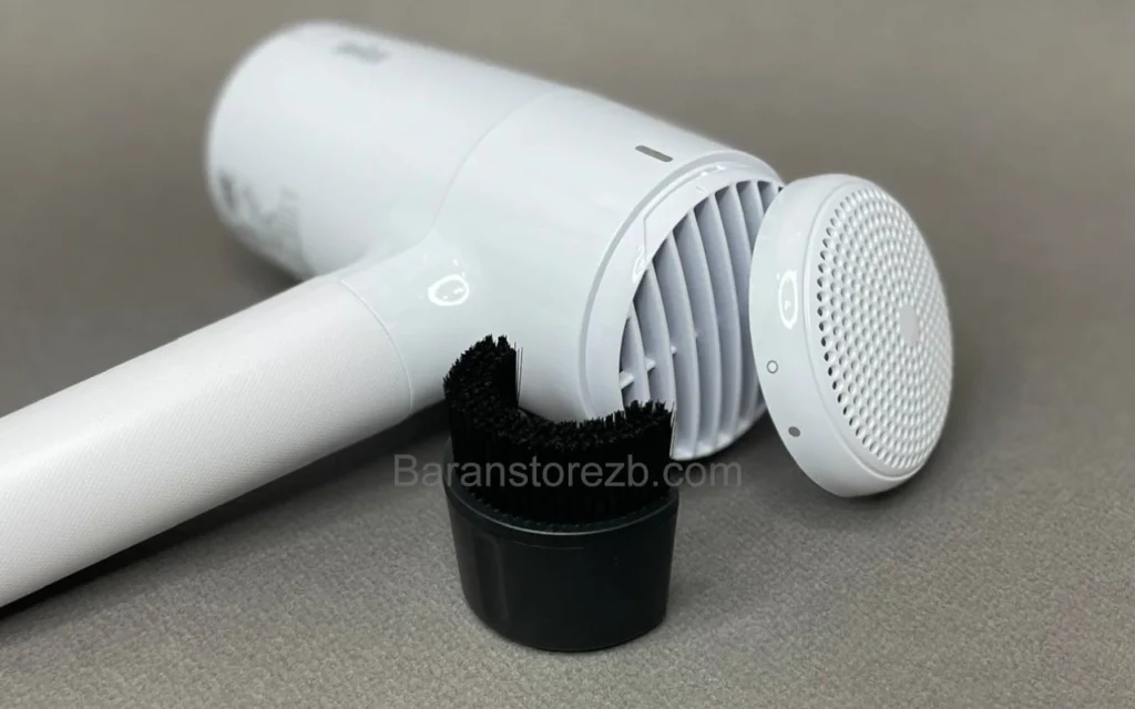 سشوار براون مدل HD226SDE با قدرت 2200 وات 4 تصویر از فیلتر باز شده سشوار براون مدل HD226 با برس تمیز کننده در کنار آن