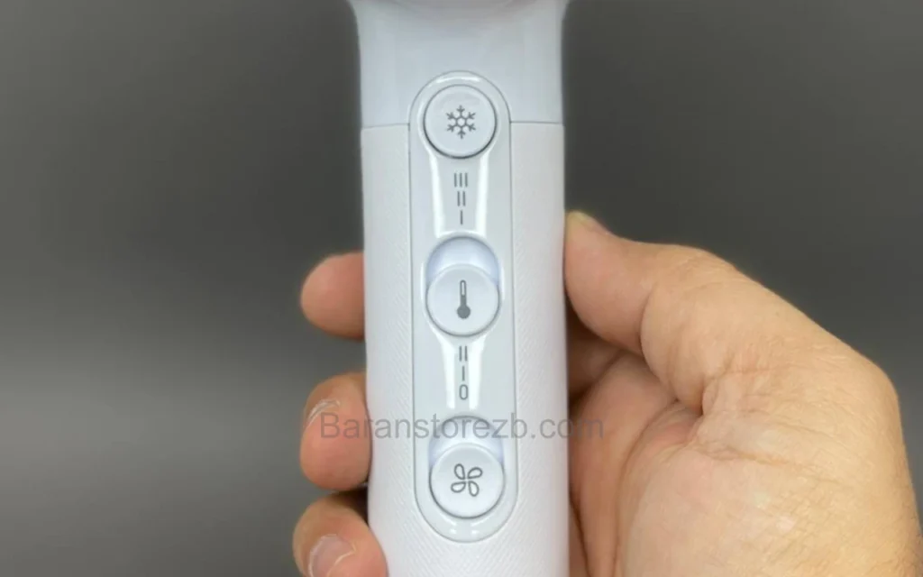 سشوار براون مدل HD226SDE با قدرت 2200 وات 2 تصویر از دکمه های تنظیم حرارت و پرتاب باد و حالت باد سرد سشوار براون مدل hd226sde در دست