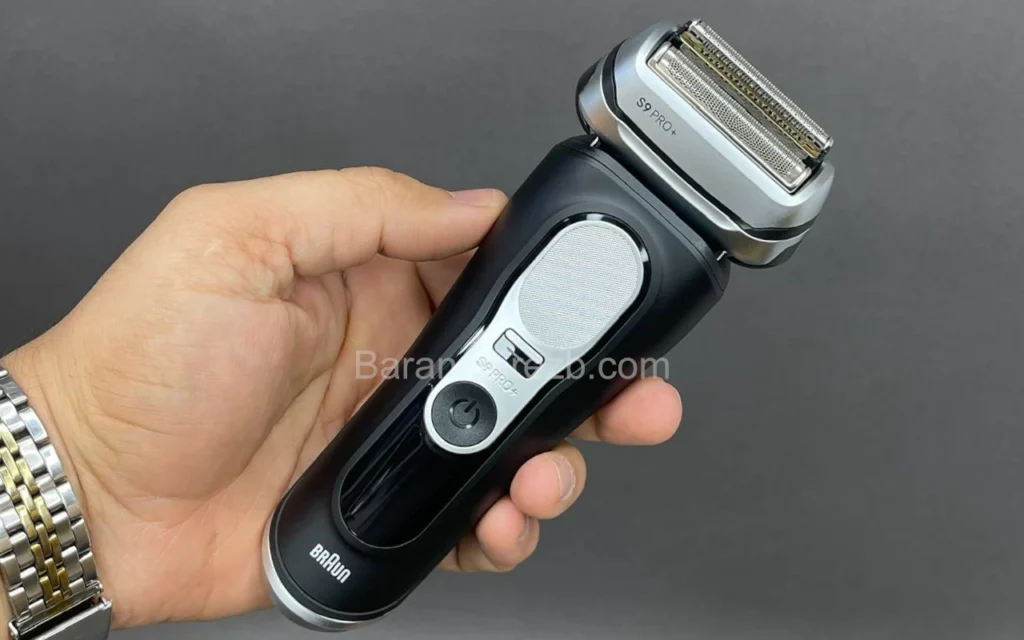 ریش تراش براون سری 9 پرو پلاس مدل 9610s 1 عکس از ریشتراش براون 9610s در دست