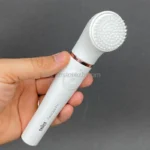 عکس از سری براش دستگاه براون مدل FaceSpa Pro 911 در دست